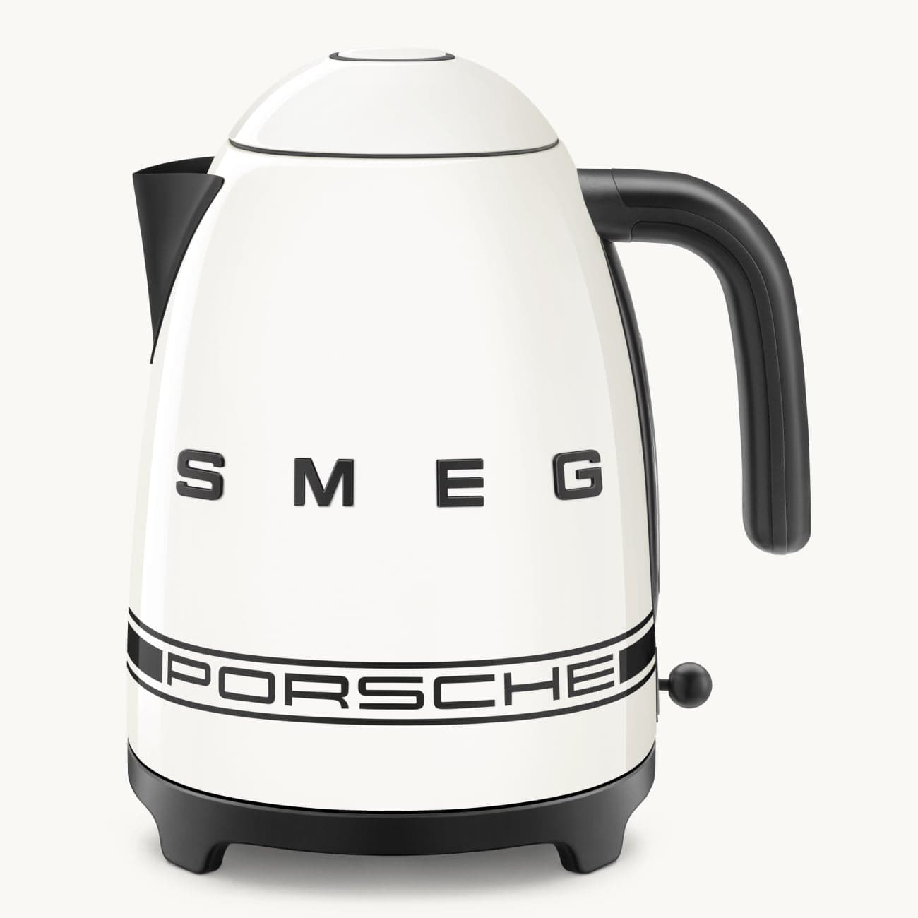 Ấm đun nước siêu tốc Smeg x Porsche | Carrara White - Porsche x Smeg - Với dải sọc Porsche đặc trưng chạy dọc thân máy, ấm đun nước SMEG kết hợp cùng P