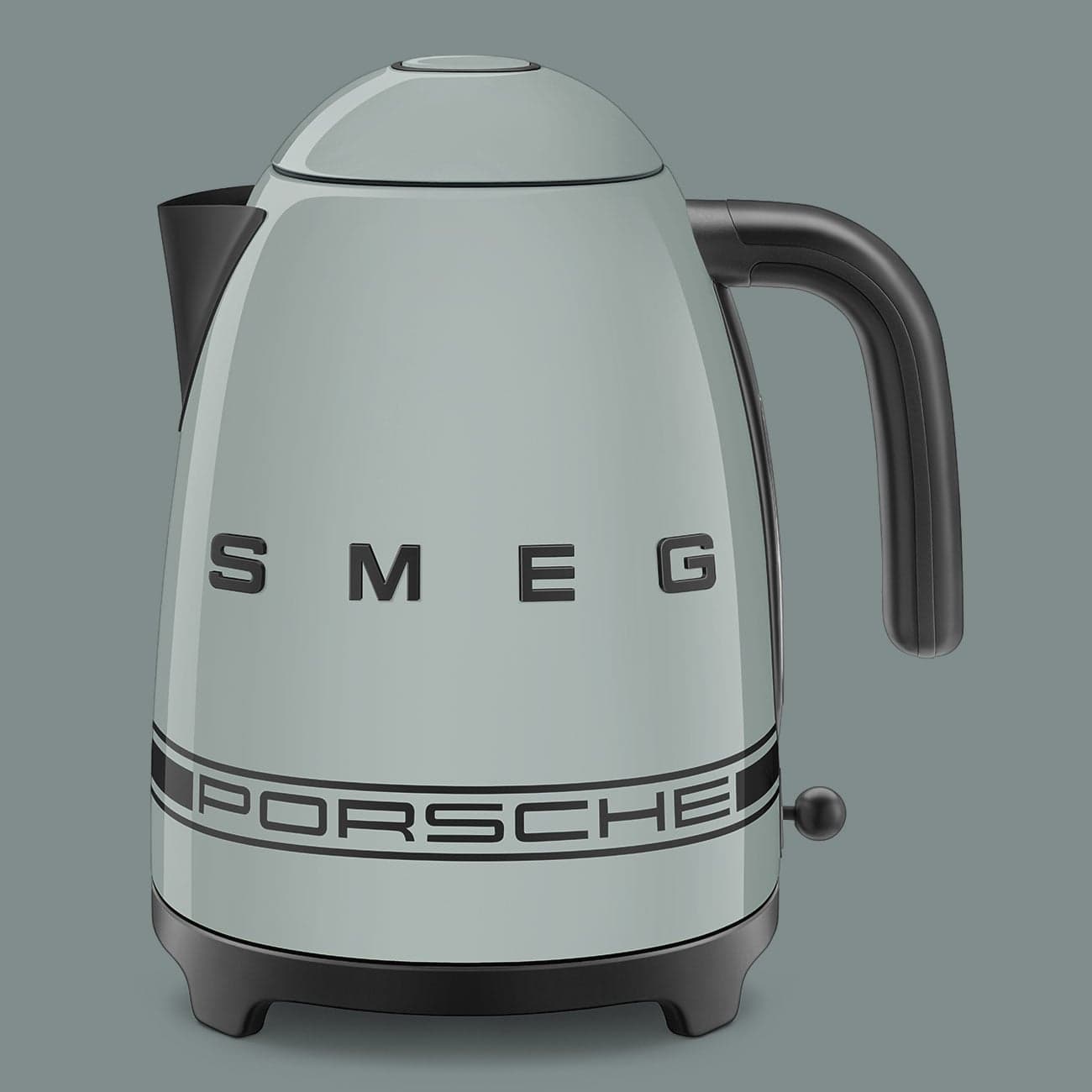 Ấm đun nước siêu tốc Smeg x Porsche | Shade Green - Porsche x Smeg - Với dải sọc Porsche đặc trưng chạy dọc thân máy, ấm đun nước SMEG kết hợp cùng P